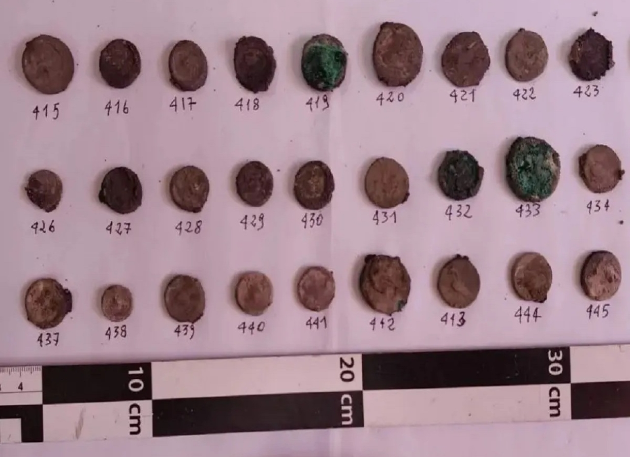 Gela, scoperto un tesoretto votivo con 71 monete greche del V secolo a.C.