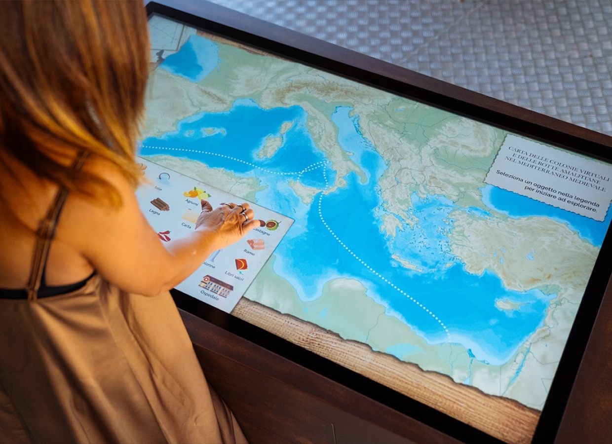 Arsenale di Amalfi (SA). Mappa storica interattiva delle antiche rotte del Mediterraneo percorse dalle flotte amalfitane, con legenda dinamica dedicata alle principali merci commercializzate.