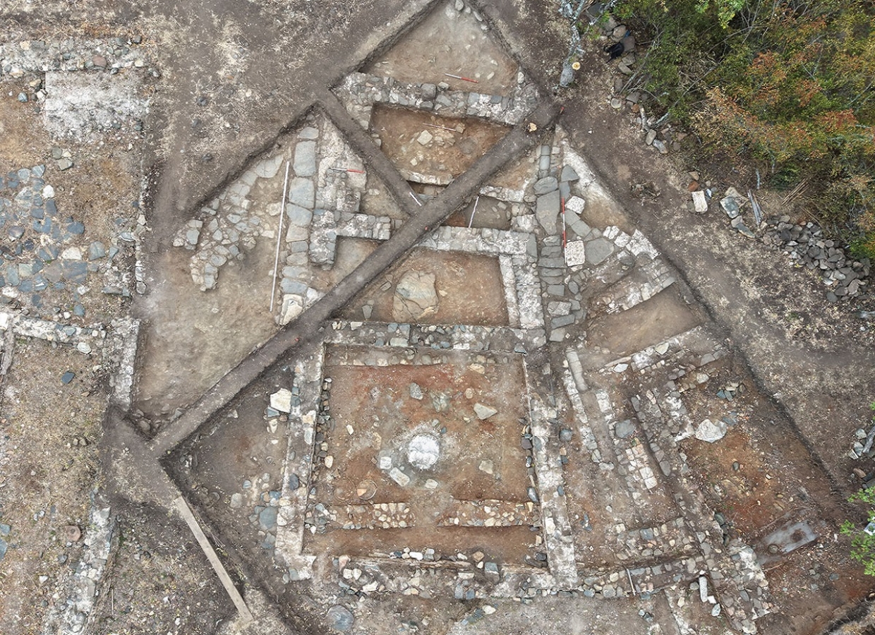 Veduta aerea degli scavi archeologici del tempio tardoantico di Balak Dere, presso Ivaylovgrad, in Bulgaria, con le strutture murarie e gli ambienti del santuario pagano.