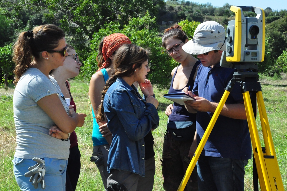Parco Archeologico della Valle dell'ACI: giovani studenti coinvolti nelle attività di ricerca e documentazione archeologica